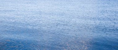 Mavi suyun yüzeyi - deniz arka planı