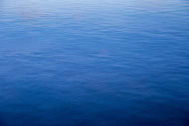 Mavi suyun yüzeyi - deniz arka planı