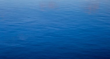 Mavi suyun yüzeyi - deniz arka planı