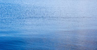 Mavi suyun yüzeyi - deniz arka planı