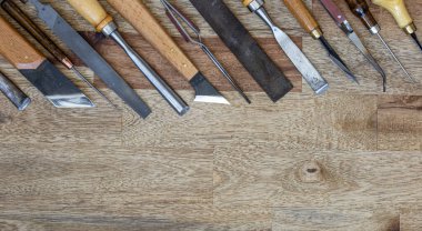 Ahşap arka planda el sanatları araçları