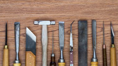 Ahşap arka planda el sanatları araçları