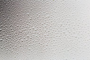 Su damlaları gri arkaplanda