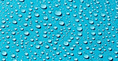 Mavi Arkaplanda Su Damlaları