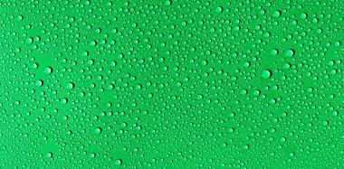 Yeşil arkaplanda su damlaları