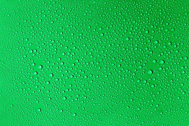 Yeşil arkaplanda su damlaları