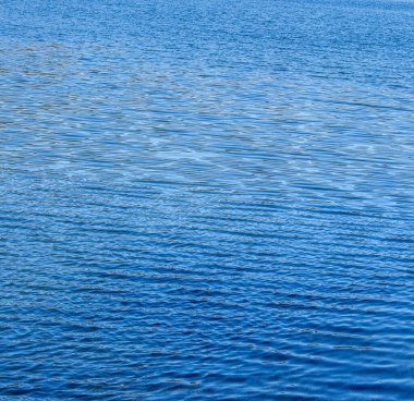 Dalga arkaplanlı mavi su yüzeyi