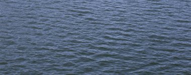 Dalga arkaplanlı mavi su yüzeyi