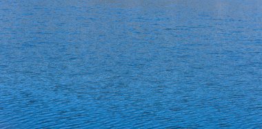 Dalga arkaplanlı mavi su yüzeyi