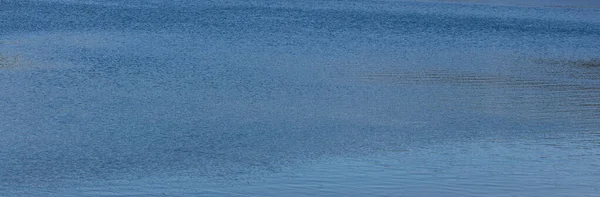 Blaue Wasseroberfläche Mit Wellen Hintergrund — Stockfoto