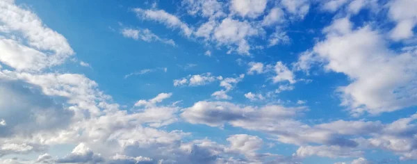 구름과 햇빛이 배경을 이루는 — 스톡 사진