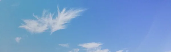 Блакитне Небо Білими Хмарами Фоном Сонячного Світла — стокове фото