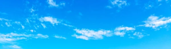 Blauer Himmel Mit Weißen Wolken Und Sonnenlicht Hintergrund — Stockfoto