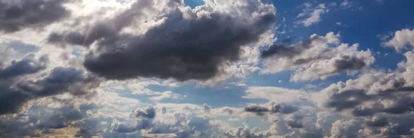 Beyaz Bulutlu Mavi Gökyüzü Güneş Işığı Arka Planı — Stok fotoğraf