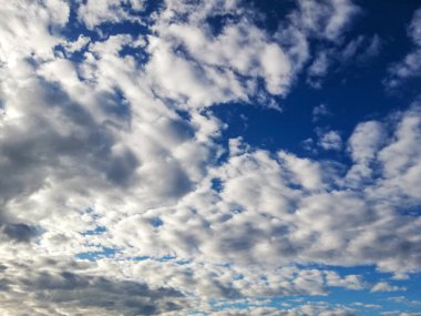 mavi gökyüzü ve beyaz bulutlar arka plan