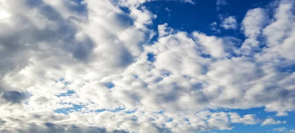 Cielo Azul Con Nubes Blancas Fondo Luz Solar — Foto de Stock