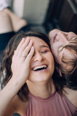Pembe gelinlik ve alyans ve adam mutlu ve gülümseyen kadın. Damat, Gelin, Nedime. Modern fotoğraf stili