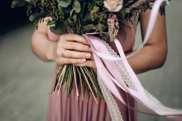 Pembe bir gelinlik ve alyans çiçek buketi ile mutlu ve gülümseyen kadın. Gelin, Nedime. Modern fotoğraf stili