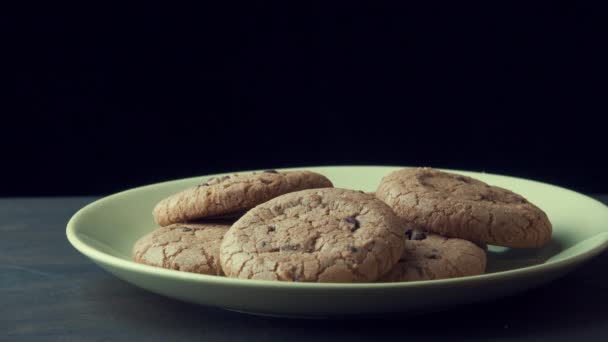 Soubory cookie na žluté desce — Stock video