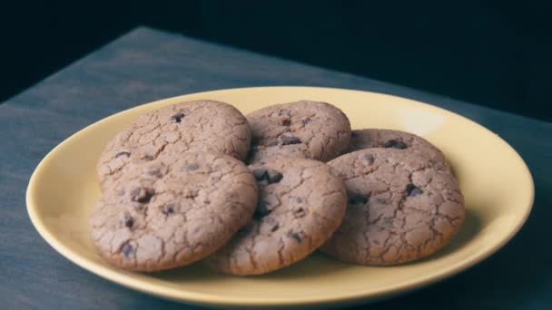 Cookies op een gele plaat — Stockvideo