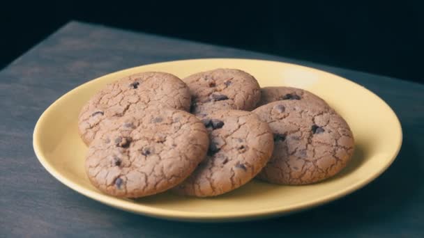 Cookies op een gele plaat — Stockvideo