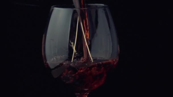 Χύνοντας κρασί από ένα μπουκάλι σε ένα ποτήρι αργή motoin — Αρχείο Βίντεο