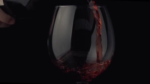 Derramar vinho de uma garrafa em uma motoina lenta de vidro — Vídeo de Stock