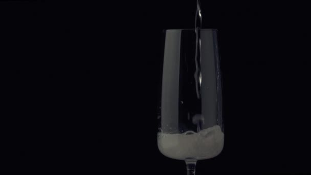 Versato champagne in un primo piano di vetro — Video Stock