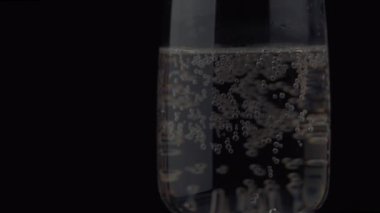 cam şampanya kabarcıkları yavaş hareket kadar yükselişi