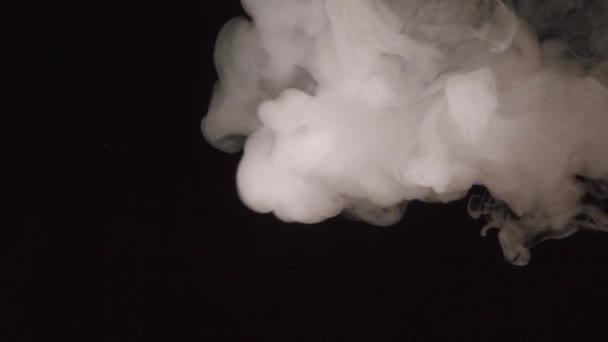 Beyaz duman yavaş çekimde hareket eder. — Stok video