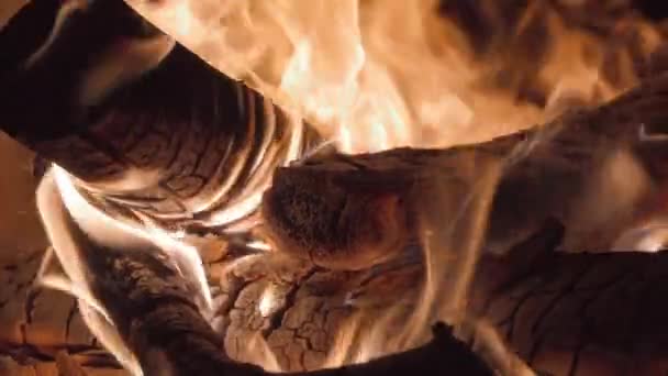 Brûlage de bois dans une cheminée. Chaleureux feu dans une cheminée. Vacances d'automne et d'hiver. Confort à domicile .