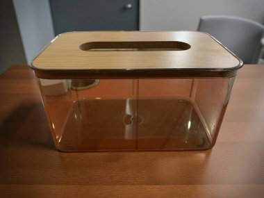 Mutfakta boş cam kap var.