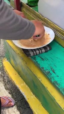 Fıstık soslu Ketoprak (geleneksel Endonezya yemeği) yapma süreci, yemeye hazır bir tabakta servis edilir..