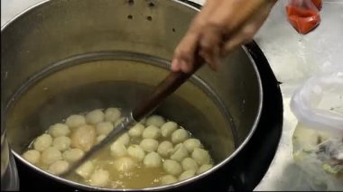 Bakso ya da köfte yapmak (geleneksel Endonezya yemeği). Alıcı için bakso yapan bir satıcının görüntüsü.