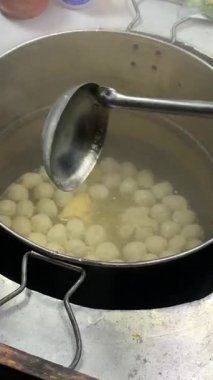 Bakso ya da köfte yapmak (geleneksel Endonezya yemeği). Alıcı için bakso yapan bir satıcının görüntüsü.