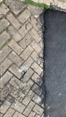 Yeni asfalt bir yüzeye yakın çekim görüntüsü. Koyu, dokulu asfalt kontrastları.