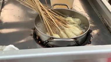 Sempol 'ü kızartma işlemi zaman aşımına uğradı. Sempol, tapyoka unundan yapılan bir çeşit kızarmış yemektir. Bu yemek Endonezya 'dan gelir. Güzel ve lezzetli sokak yemekleri..