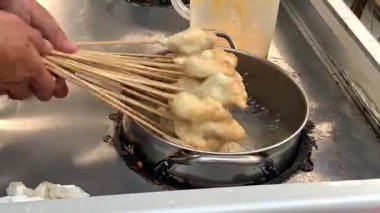 Sempol 'ü kızartma işlemi zaman aşımına uğradı. Sempol, tapyoka unundan yapılan bir çeşit kızarmış yemektir. Bu yemek Endonezya 'dan gelir. Güzel ve lezzetli sokak yemekleri..