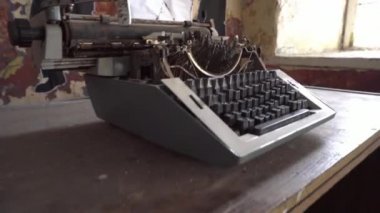 Daktilo terk edilmiş çürüyen hapishane kırık