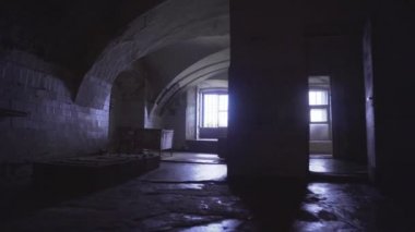 Çürüyen hapis binayı terk