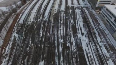 Helsinki Tren İstasyonu havadan görünümü. Tren İstasyonu'na gelen birkaç yolcu treni