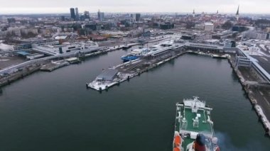 Feribot liman Tallinn adlı geldi. Finlandiya Körfezi. Baltık Denizi. Hava atış. Şehir Manzaralı