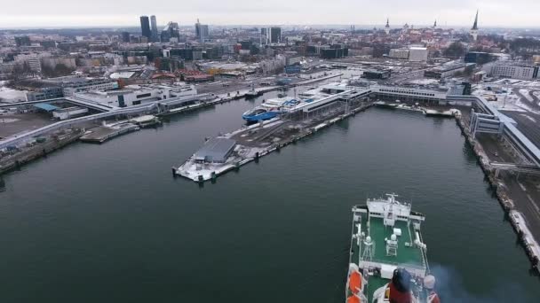 渡轮抵达塔林港 芬兰湾 波罗的海 空中射击 城市景观 — 图库视频影像