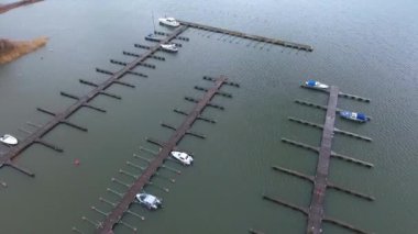 Nerede bazı tekneler Finlandiya ülkede güzel güneşli bir günde yerleştirme bağlantı noktası hava atış