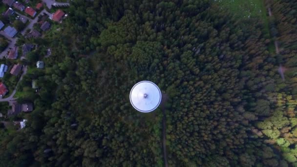 Flygfoto Över Tallarna Skogen Med Toppen Vattentornet Mitt Skogen Helsingfors — Stockvideo