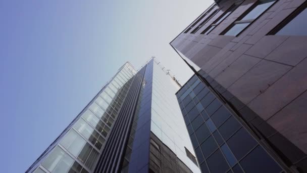从塔林的街道上的高层建筑它是该国城市之一 — 图库视频影像