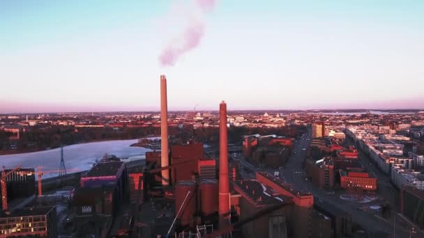 Fábrica Dentro Ciudad Helsinki Con Tuberías Altas Que Soplan Humo — Vídeos de Stock