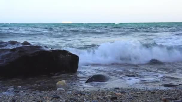 Spatten Golven Zee Spanje Waar Gezien Grote Kleine Stenen Worden — Stockvideo
