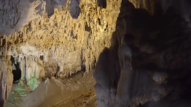 在西班牙 Nerja 的洞穴的内部外观 Nerja 洞穴是靠近西班牙马拉加省 Nerja 镇的一系列洞穴 — 图库视频影像