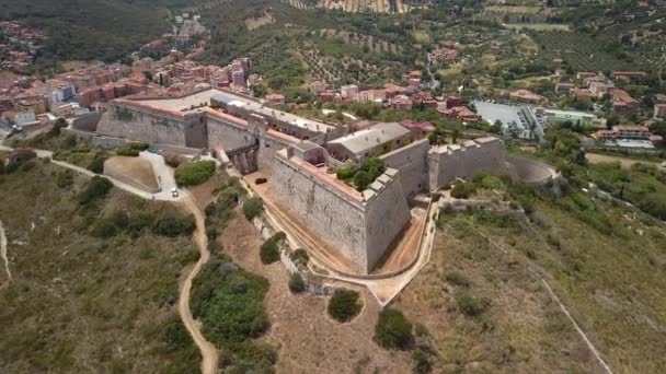 Vista Aérea Del Castillo Colina Monte Argentario Una Pequeña Ciudad — Vídeo de stock